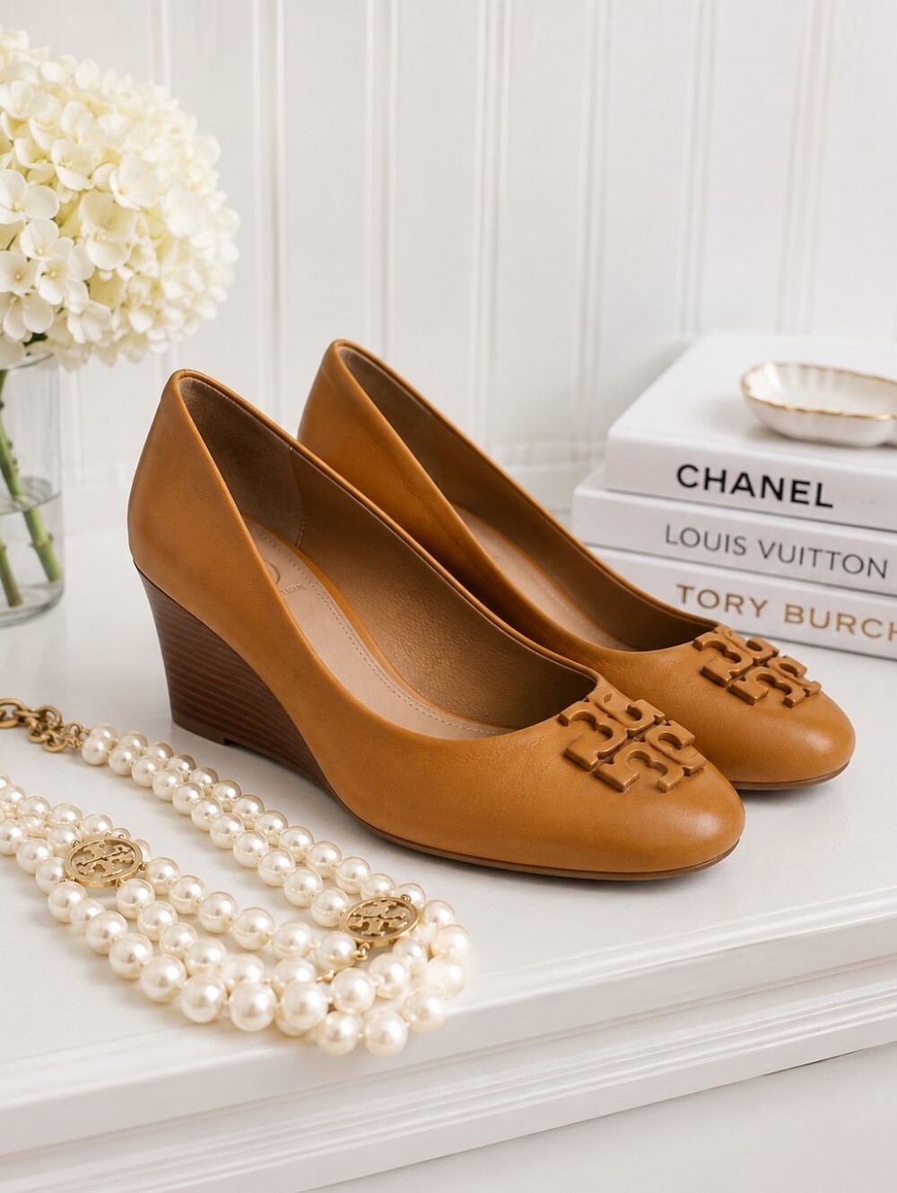 Tory Burch Tan Leather Wedge Pumos